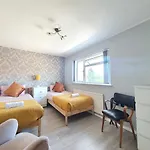 Beautiful Character Home, Parking Garden Wifi Self Check-In
