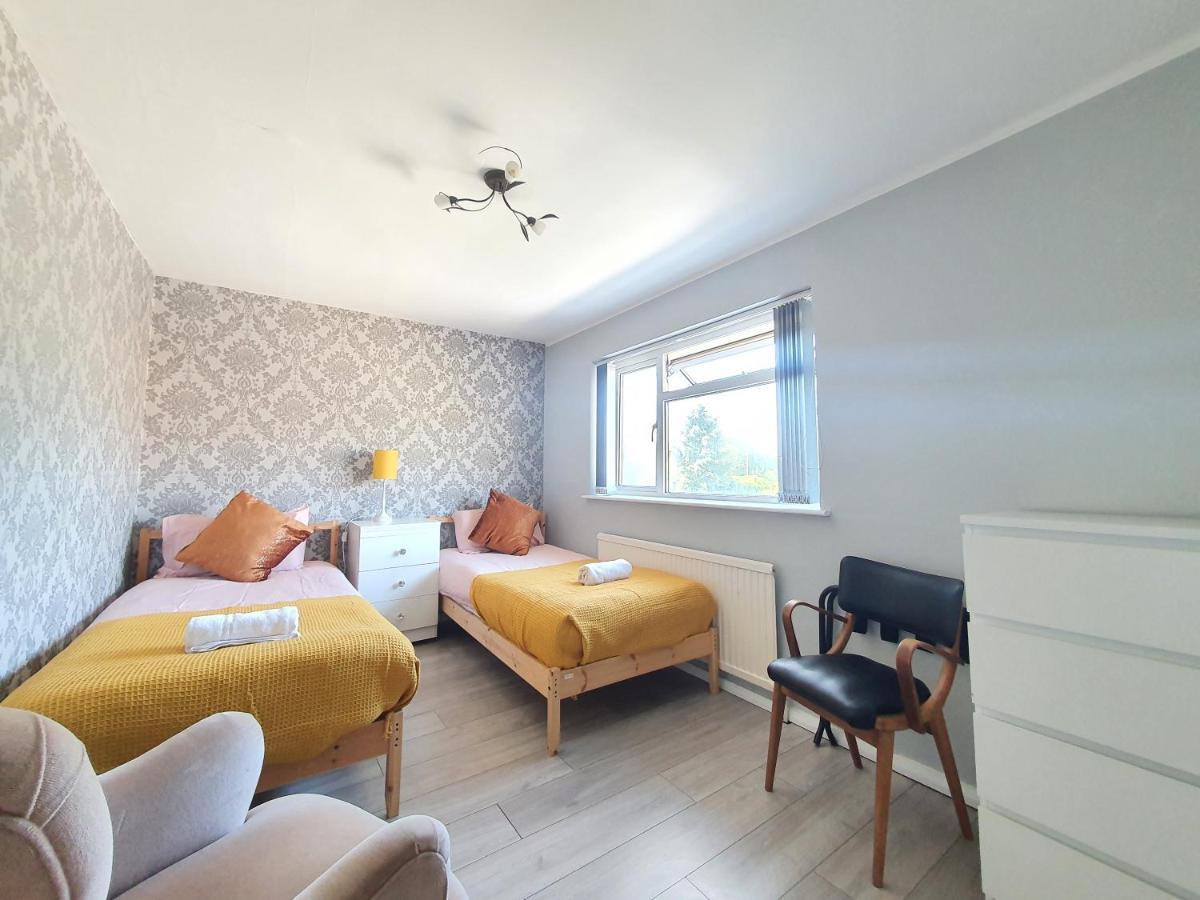 Beautiful Character Home, Parking Garden Wifi Self Check-in Holiday home